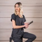 JUSTINA ženska medicinska bluza – Melange siva - Image 6
