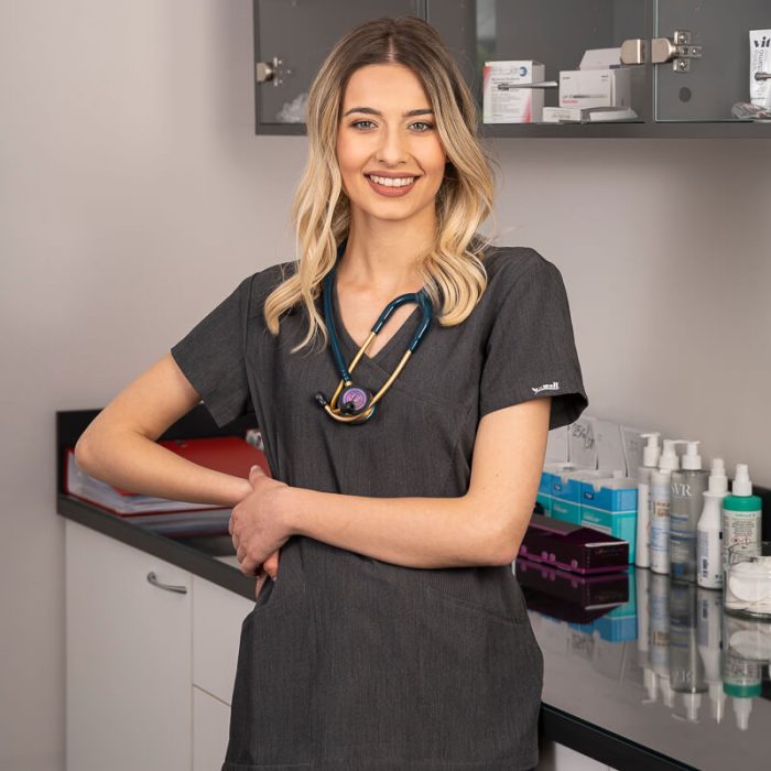 JUSTINA ženska medicinska bluza – Melange siva - Image 2