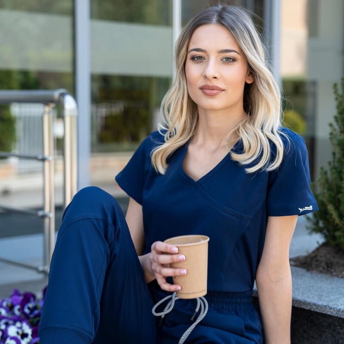 JUSTINA ženska medicinska bluza – Tamno plava - Image 3